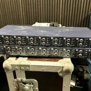 Dvě identické rackové DI boxy značky Palmer, model PAN18 8 CHANNEL PASSIVE DI BOX. Každé zařízení má černý přední panel s osmi kanály, přičemž každý…
