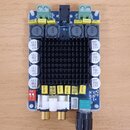 Elektronická deska s černým hliníkovým chladičem v centru. Na desce jsou umístěny kondenzátory s nápisy 220 a 55T 330 35L, žluté součástky s označení…