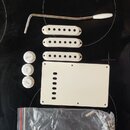 Sada bílých plastových dílů pro elektrickou kytaru. Obsahuje tři snímače, pickguard s nápisy VOLUME a TONE na knofíky, páku tremola s bílým koncem a…