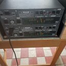 Dvě stohované rackové konce s šedým kovovým povrchem. Na předním panelu obou jednotek je nápis Electro-Voice Q66 a označení SUB L (u horní) respektiv…