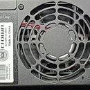 Detail zadní strany černého elektronického zařízení s ventilátorem krytým kovovou mřížkou. Na bílém štítku je uveden nápis Crown ELKHART, IN 46517, P…