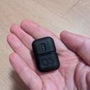 Černý silikonový ochranný obal na nabíjecí pouzdro sluchátek. Na přední straně je vyražen nápis Instamio a pod ním symbol srdce. V horní části jsou v…