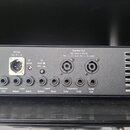 Zadní strana černého elektronického zařízení s řadou konektorů a přepínačů. Jsou zde viditelné nápisy: Poweramp in, Preamp Out, Loop Return, Loop Sen…