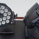 Dvě černé světla na stojáncích. Levý přístroj je kulatý s 18 LED diodami v mřížce, pravý přístroj má kompaktní hranatý tvar s ventilačními otvory. Na…