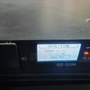 Detailní záběr na ovládací panel černého elektronického zařízení. Na displeji je nápis DATE/TIME, datum 2020-10-16, čas 05:45:00 a text MENU: SET. Po…