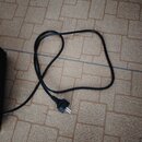 Černý napájecí kabel s konektorem typu DC na jednom konci. Kabel je v dobrém stavu bez viditelných poškození. Na fotce nejsou žádné čitelné značky an…
