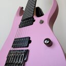 Růžová elektrická kytara s dvěma černými humbuckery. Nástroj je vybaven chromovaným tremolo mostem a jedním ovládacím knoflíkem. Povrch kytary je hla…