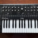 Černý analogový syntetizátor s bílými klávesami. Na předním panelu jsou rozloženy knofíky a přepínače v sekcích LFO 1, OSCILLATORS, MIXER, FILTER, EN…