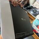 Černý obal vinylové desky s bílým logem a nápisem "MUSIC INSTRUMENTS" v horní části. V dolní části je umístěn blok bílého textu s technickými informa…