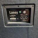 Detail zadní strany kytarového reproduktoru s černým plastovým panelem. Na panelu je bílý nápis Laney, model GS412LA a Power Rating 320W. Je zde uved…