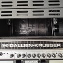 Fotografie zachycuje rackový zesilovač v šedém provedení. Na předním panelu je nápis GK GALLIEN-KRUEGER a označení modelu 700RB. Zařizení obsahuje řa…
