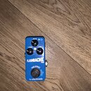 Modrý kytarový efekt pedál s nápisem FLASHBACK MINI a logem tc electronic. Na horní straně jsou tři ovládací knoflíky s popisky DELAY, F. BACK a LEVE…
