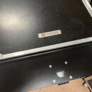 Černý transportní case s hliníkovým profilem a kovovými rohy. Na horní straně je nalepený stříbrný štítek s nápisem RAZZOR custom cases a logem. Povr…