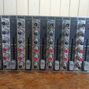 Stříbrný rackový mixážní pult s deseti kanály. Na levém panelu je nápis EURORACK PRO, MODEL RX1202FX a text ULTRA LOW-NOISE DESIGN 12-CHANNEL EURORAC…