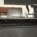 Černý kytarový kombozesilovač s šedou textilní maskou reproduktoru. Na horním ovládacím panelu je vlevo logo a nápis regent a vpravo text guitar ampl…
