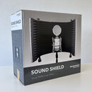 Kartonová krabice s produktem SOUND SHIELD Vocal Reflection Filter značky marantz PROFESSIONAL. Na krabici je zobrazen černý akustický odrazový štít…