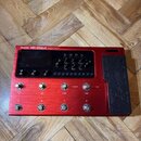Červený kytarový procesor s nápisem VALETON GP-200R MULTI EFFECTS PROCESSOR. Zařízení má displej, několik ovládacích knoflíků a čtyři spodní spínače…