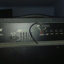 Zadní panel kytarového zesilovače značky Marshall. Na levé straně je nápis „Made in England by Marshall Amplification plc, Bletchley, Milton Keynes,…