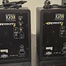 Dva černé studiové monitory značky KRK SYSTEMS, model ROKIT 6 POWERED. Zadní strana obsahuje regulační knoflíky HF LEVEL ADJUST, LF LEVEL ADJUST a VO…
