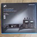 Fotografie krabice od sady bezdrátového monitoringu. Na balení je nápis SENNHEISER a text evolution wireless G4 Twin Monitoring Set For Professional…