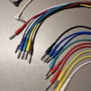 Sada barevných patch kabelů s 6,3mm jack konektory. Kabely jsou v barvách černé, bílé, červené, modré a žluté. Povrch kabelů je gumový, konektory maj…