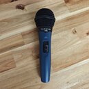 Modrý dynamický mikrofon s černou mřížkou. Na horní části těla je bílý nápis „audio-technica“ a pod ním „mb.“. Vprostřed těla se nachází přepínač s n…