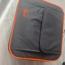 Černý obdélníkový softcase s červeným lemováním hran. Na přední straně je vyšívané červené logo Pearl a přisívaná kapsa s klopní. Povrch textilie je…