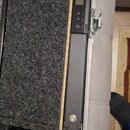 Otevřený transportní case s vnitřním polstrováním z šedého plsti. V pravé části je umístěn černý rackový přístroj s nápisem SAMSUNG BLX4R a displejem…
