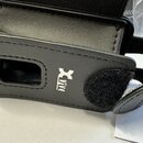 Černý držák z umělé kůže s prošívanými okraji. Na přední části je bílý nápis H3 a logo Xvive. V pravé části se nachází kulatý suchý spoj.