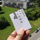 Fotografie zachycuje bílý papírový manuál nebo booklet držený v ruce. Na obálce je černý nápis Ibanez, PENTA G a OWNER'S. V dolní části snímku je vod…