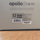 Fotografie zachycuje část kartonového obalu od audio rozhraní. Na krabici je nápis „apollo | twin“, „THUNDERBOLT INTERFACE FOR MAC & WINDOWINS“ a „Hi…