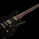 Černá elektrická kytara s tmavým hmatníkem a bílými lemovkami kolem těla. Nástroj má dva humbuckery, Tune-o-matic kobylku a čtyři ovládací knoflíky.…