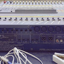 Zadní strana šedého míchacího pultu s nápisem YAMAHA Programmable Mixer 01. Jsou zde viditelné vstupy INPUT (BAL), STEREO OUT, REC OUT a konektory pr…