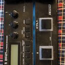Černý kytarový procesor s výrazným logem BOSS a označením GT-1 GUITAR EFFECTS PROCESSOR. Zařízení obsahuje tři ovládací knoflíky, displej a řadu tlač…