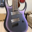 Elektrická kytara s matným fialovým povrchem a dvěma humbuckery. Na snímačích je viditelný nápis "Fishman". Kytara má jeden ovládací knoflík a šest s…