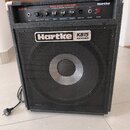 Černý basový kombozesilovač s kovovou ochrannou hranou. Na horním ovládacím panelu je nápis 500W BASS AMPLIFIER, HYDRIVE SPEAKER TECHNOLOGY a v levém…