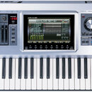 Stříbrný digitální klavír s černými a bílými klávesami. Na levé straně je nápis Roland a na pravé straně model Fantom G7. Instrument obsahuje displej…