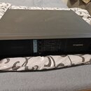 Černý výkonový zesilovač v kovovém šasi s ochrannými úhly. Na předním panelu je nápis FP-SERIES a označení modelu FP10000Q. Jsou zde vidět ovládací p…