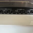 Detail zadního panelu černého elektronického zařízení s několika konektory a popisky. Panel je rozdělen na sekce EFFECTS, MASTER a SPEAKER EMULATOR,…