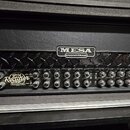 Kytarový zesilovač s černým povrchem a chromovanými detaily. Na předním panelu je logo MESA ENGINEERING a nápis Dual Rectifier ROADSTER. Přístroj obs…