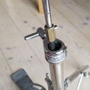 Detail chromovaného stojanu s teleskopickým mechanismem. Na kovovém prstenci je čitelně napsán text: „al Do not tighten tube in position rmanent 36“.…