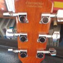 Zadní strana hlavy kytary z hnědého lakovaného dřeva s chromovanými ladičkami. V horní části je vyryto sériové číslo CD07081950 a pod ním nápis Craft…