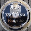 Kruhové reproduktory s černým krytem a stříbrným rámem. Na krytu jsou bílý nápis CELESTION LOUDSPEAKERS, zlatý nápis Vintage 30 a dvakrát bílý nápis…