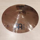 Kruhový mosazný činel s Injuries povrchem. V horní části je nápis CLASSICS CUSTOM a ve spodní části logo MEINL s doprovodným grafickým symbolem. Povr…