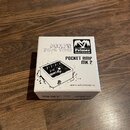 Bílá čtvrtyčká krabice s černými nápisy a obrázkem přístroje. Na horní straně je text DEFINE YOUR TONE, logo Palmer Musical Instruments a název model…