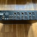 Zadní strana černého audio rozhraní značky UNIVERSAL AUDIO, INC. Zařízení obsahuje řadu konektorů pro výstupy LINE OUT (kanály 1–8), vstupy RETURN a…