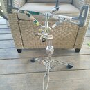 Chromovaný stojan s černými plastovými držáky. Na středovém uzamykacím mechanismu je viditelné logo Pearl. Povrch chromu vykazuje mírné opotřebení a…