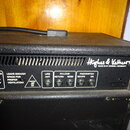 Zadní strana černého kytarového komba s texturovaným povrchem. Na pravé straně je bílé logo Hughes & Kettner a nápis MADE IN ST. WENDEL / GERMANY. Pa…