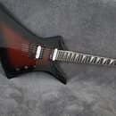 Černá elektrická kytara s ostře hranatým tvarem těla a červeným gradientem vprostřed. Na hlavě je bílé logo Jackson. Nástroj má dva humbuckery, fixač…