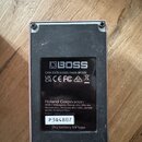 Zadní strana efektového pedálu značky BOSS v černé barvě. Na štítku jsou uvedeny nápisy CAN ICES-003(B)/NMB-003(B), logo UK CA, CE, FC a informace o…